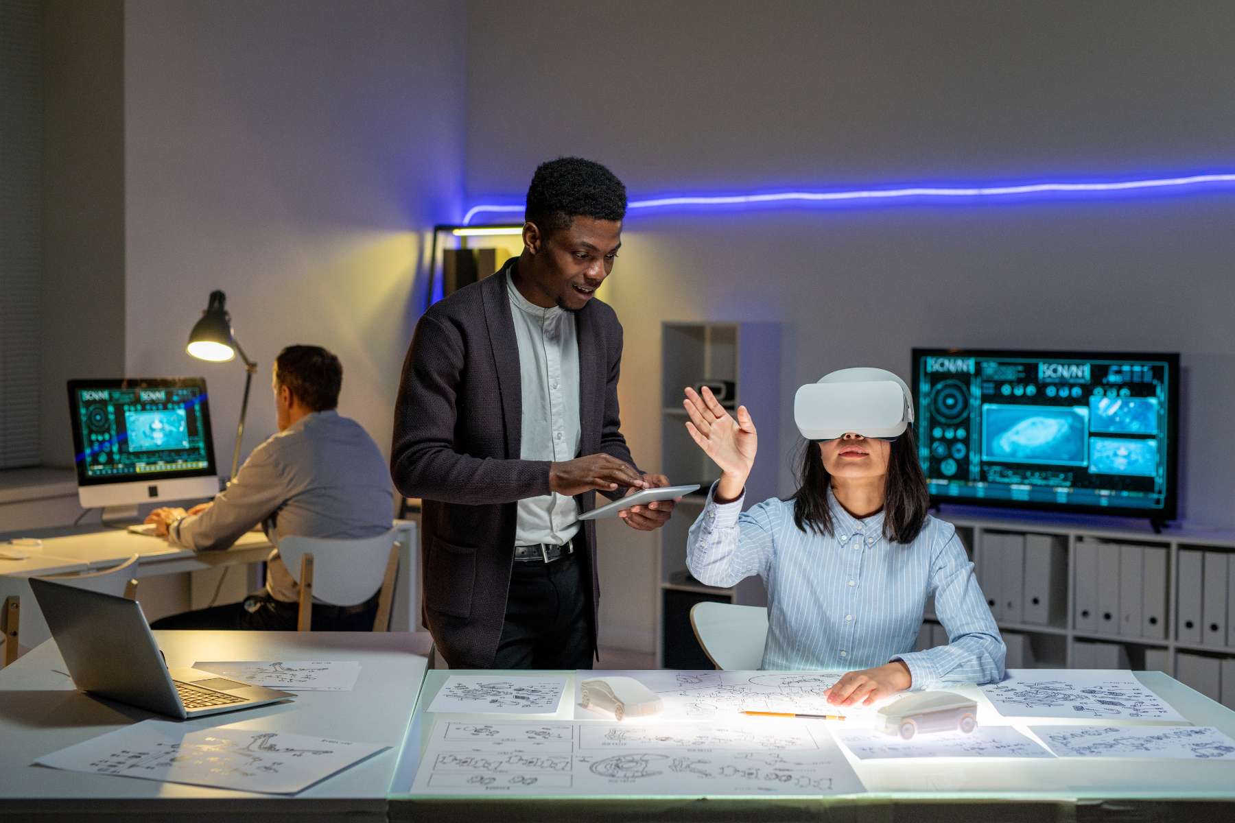 Team arbeitet im Smart Office mit 3D-Software an einem digitalen Fahrzeugmodell.