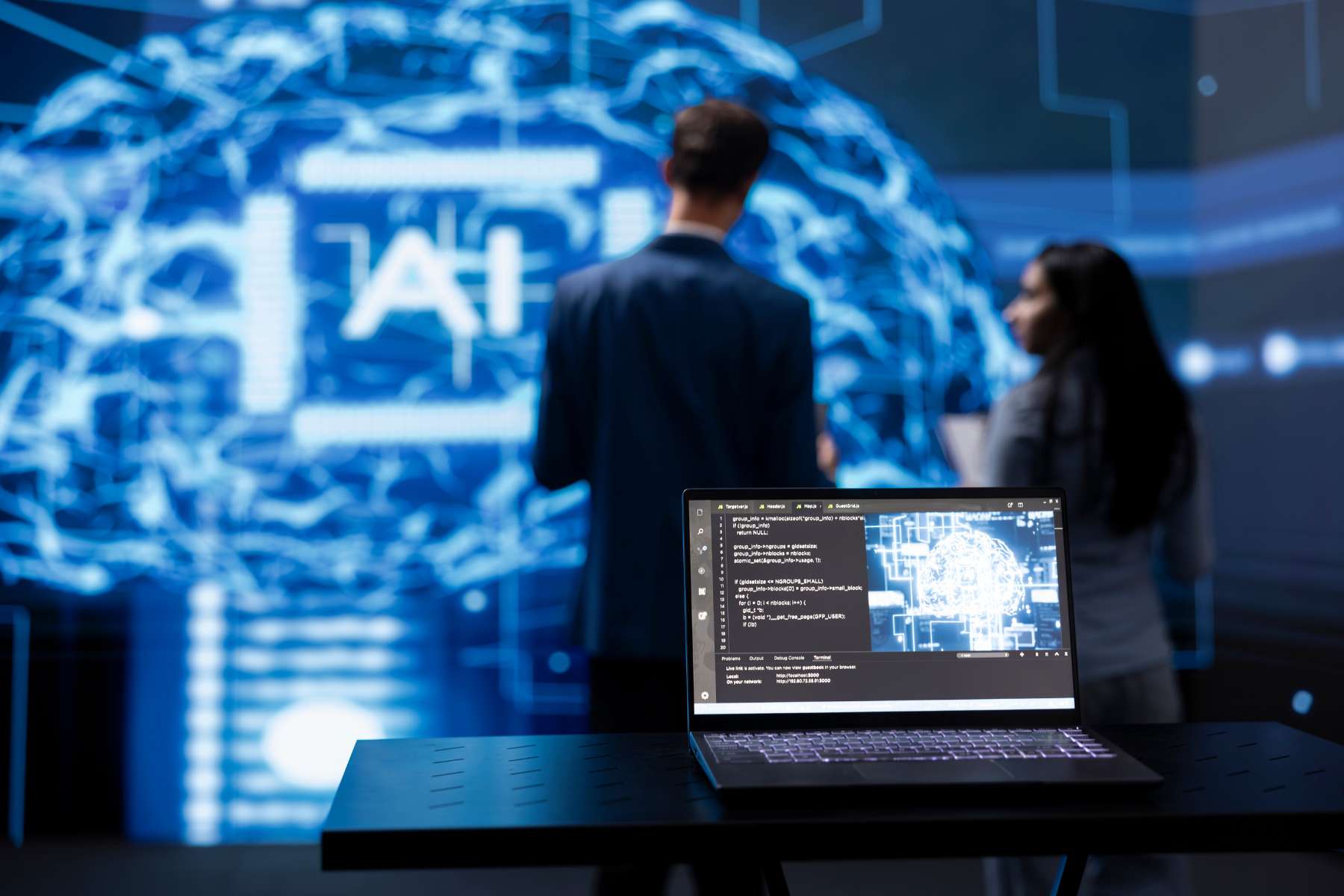 Laptop im Smart Office mit KI-Software für kognitive Datenanalyse.